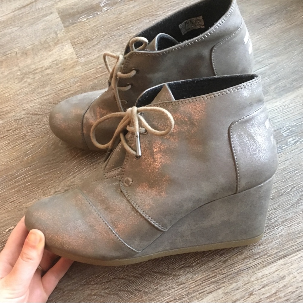 TOMS wedges